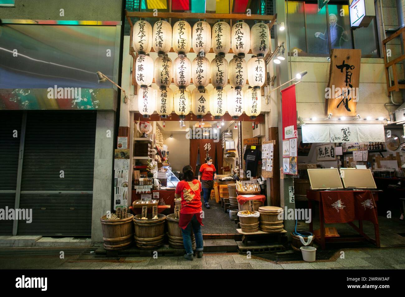 Kyoto, Giappone; 10 ottobre 2023: Il mercato di Nishiki è un ristorante e una fornitura di cibo che si trova nella città di Kyoto. Foto Stock