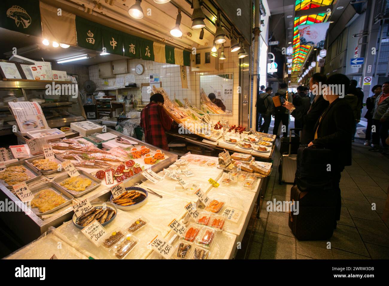 Kyoto, Giappone; 10 ottobre 2023: Il mercato di Nishiki è un ristorante e una fornitura di cibo che si trova nella città di Kyoto. Foto Stock