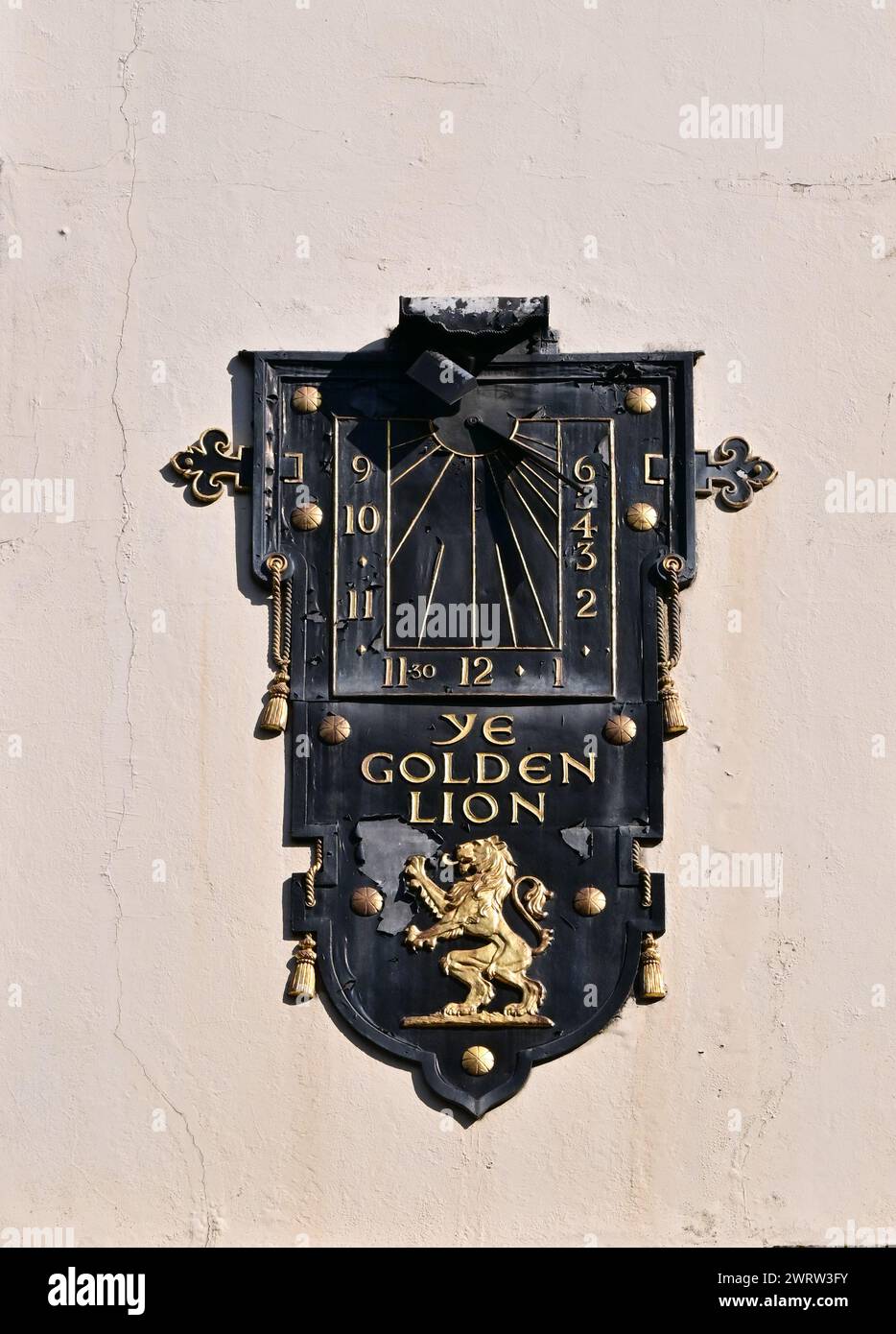 Cartelli Sundial e 'Ye Golden Lion' sul muro in Dean Street, Soho, Londra, Inghilterra, Regno Unito. Foto Stock