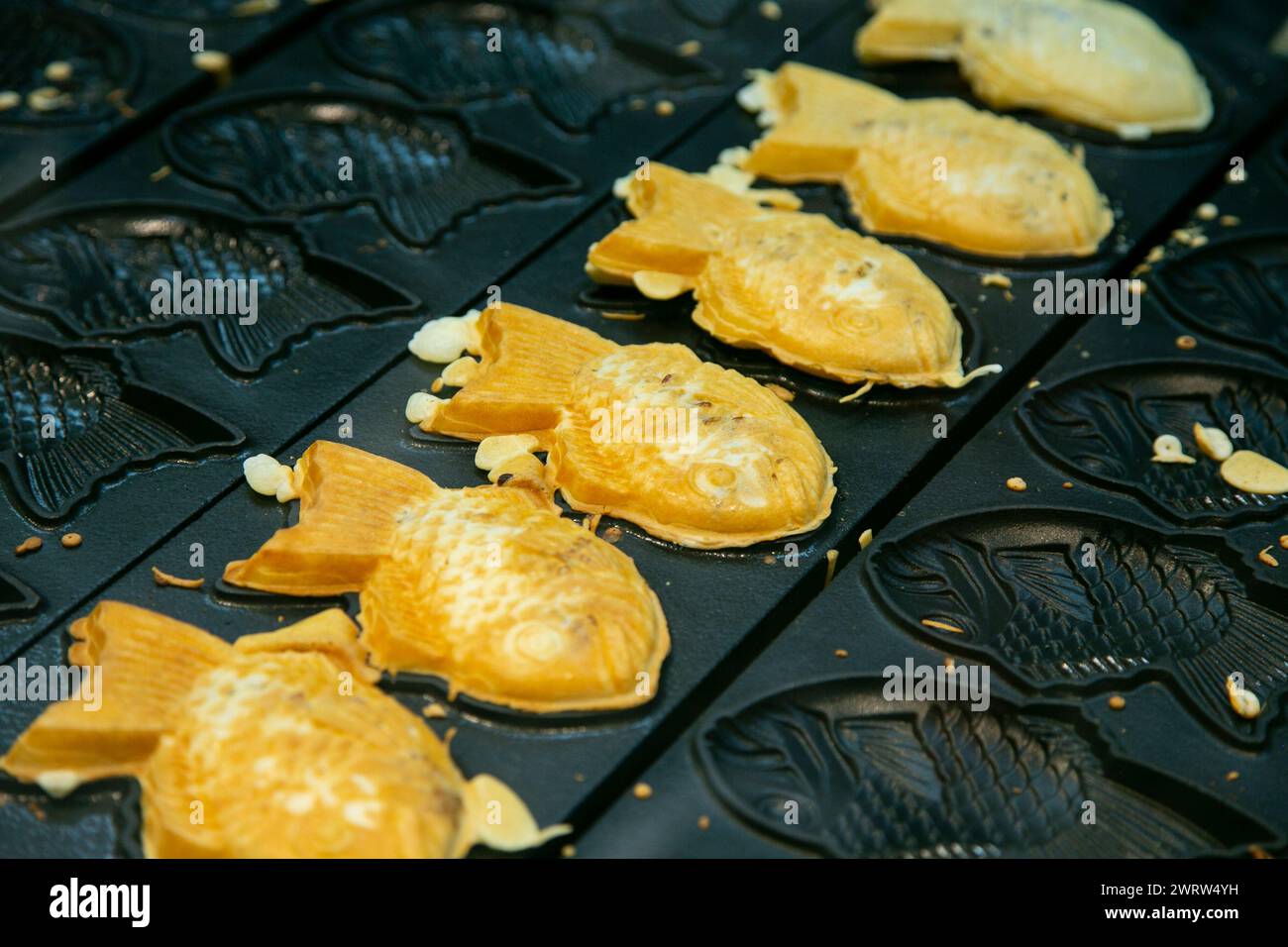 Taiyaki è una torta giapponese a forma di pesce, comunemente venduta come cibo di strada Foto Stock