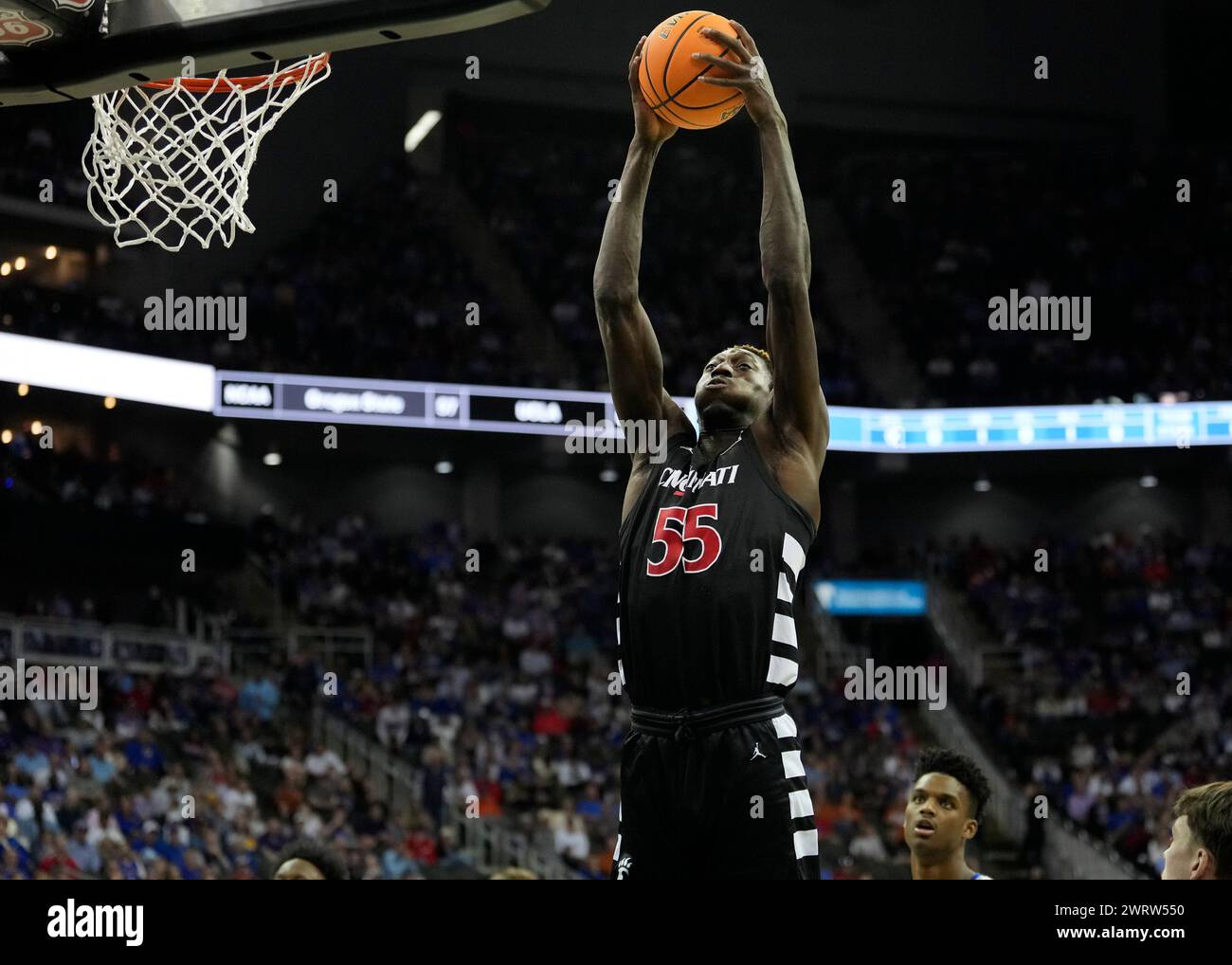 13 MARZO 2024: L'attaccante dei Cincinnati Bearcats Aziz Bandaogo (55) lancia una dunk contro il Kansas nel Big 12 Championship Tournament al T-Mobile Center, Kansas City, Missouri. Jon Robichaud/CSM. Foto Stock