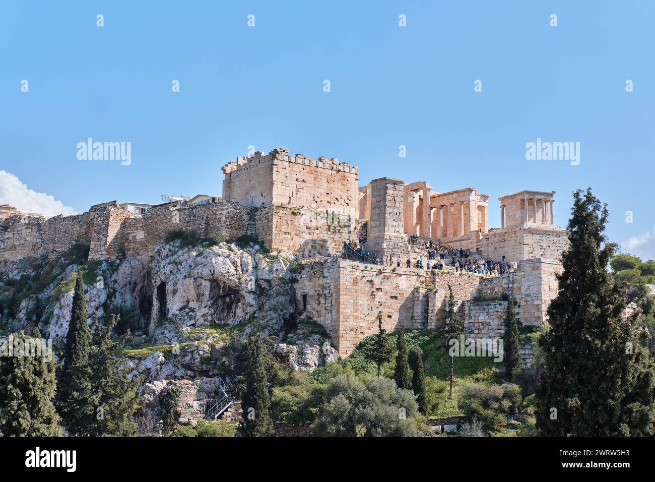 Atene, Grecia - 2 marzo 2024: Vista dell'Acropoli dalla collina di Areopago Foto Stock