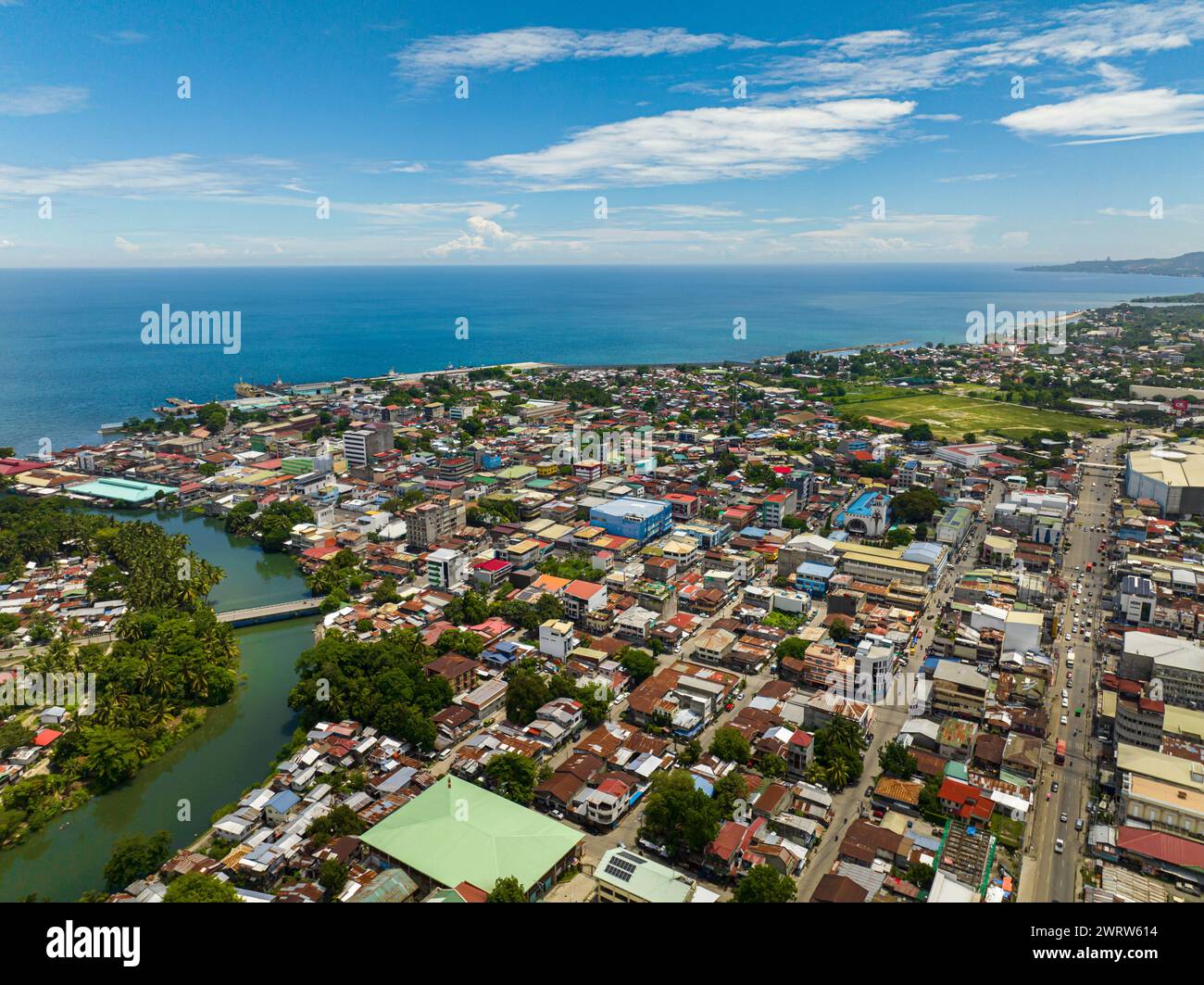 Iligan City: Autostrada tra edifici commerciali. Nord di Mindanao, Filippine. Foto Stock