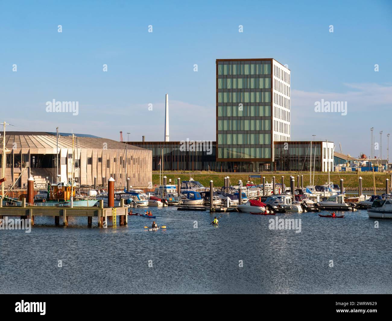 Barche nel porto turistico di Esbjerg Strand nella città di Esbjerg sulla costa del Mare del Nord dello Jutland, Danimarca Foto Stock