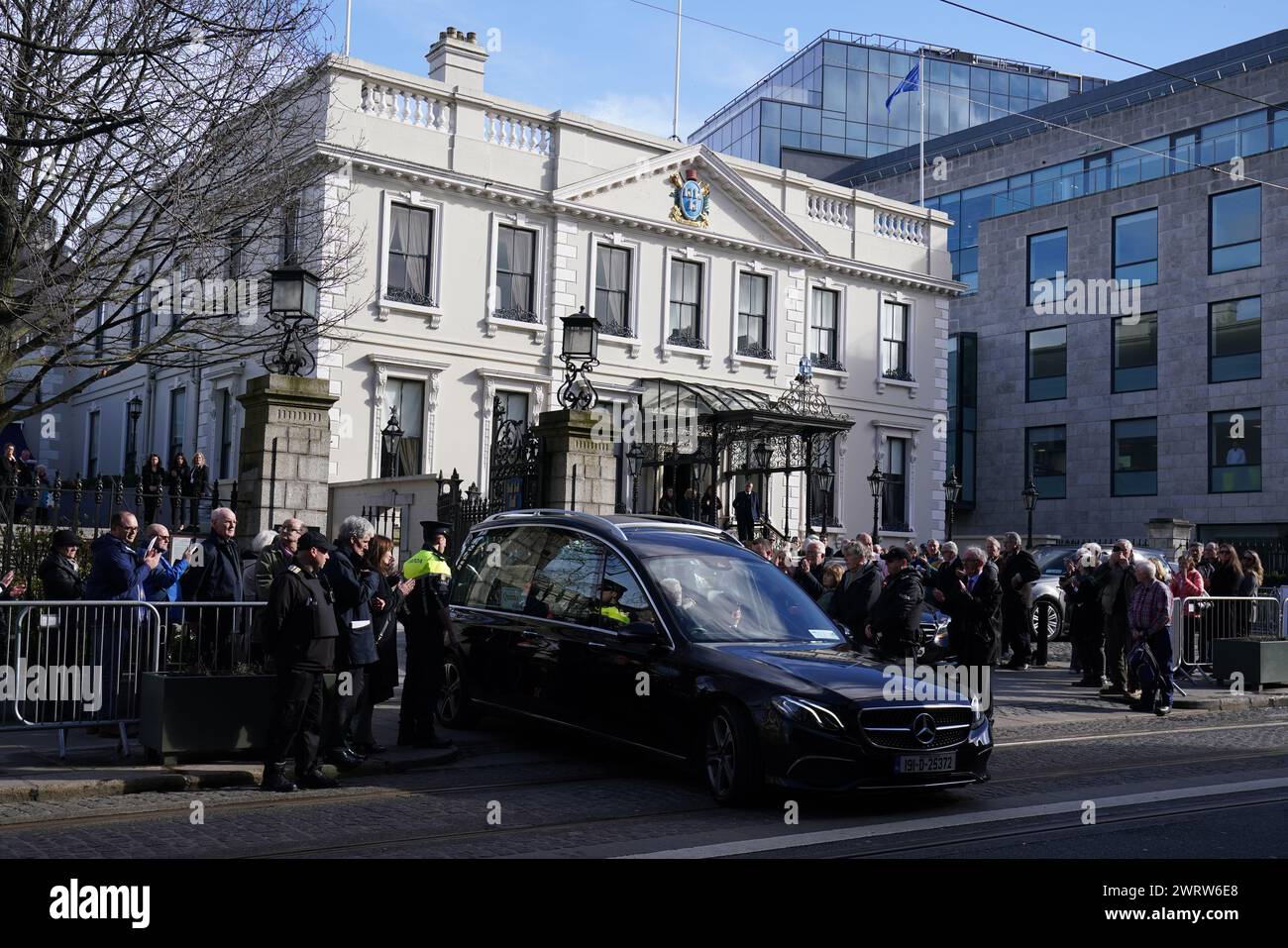 Il focolare parte dopo un servizio alla Mansion House di Dublino per celebrare la vita dell'ex corrispondente di RTE Charlie Bird, morto lunedì. Data foto: Giovedì 14 marzo 2024. Foto Stock