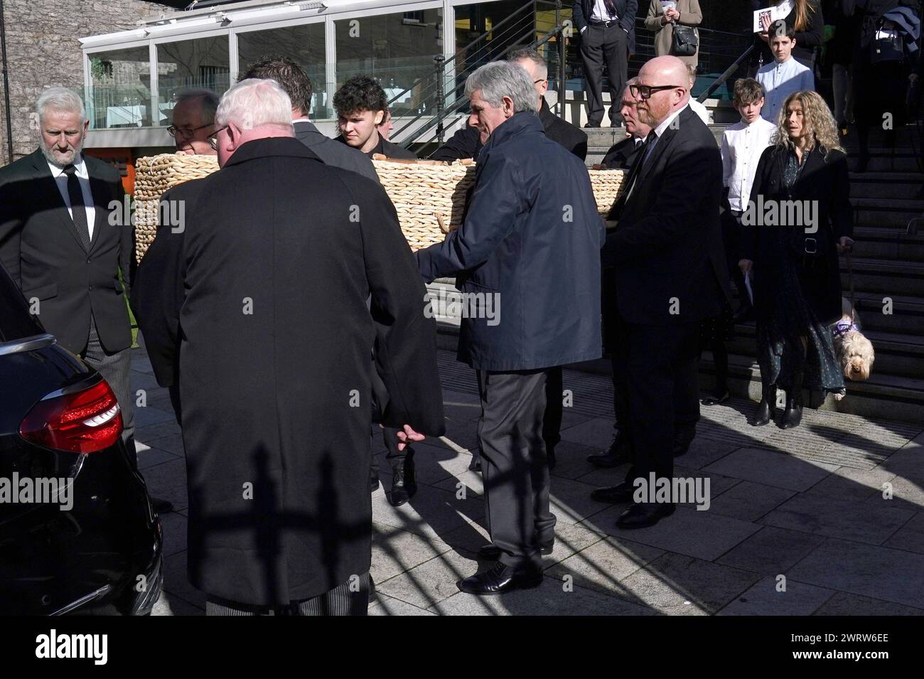 La bara di Charlie Bird viene eseguita dopo un servizio alla Mansion House di Dublino per celebrare la vita dell'ex corrispondente di RTE morto lunedì. Data foto: Giovedì 14 marzo 2024. Foto Stock