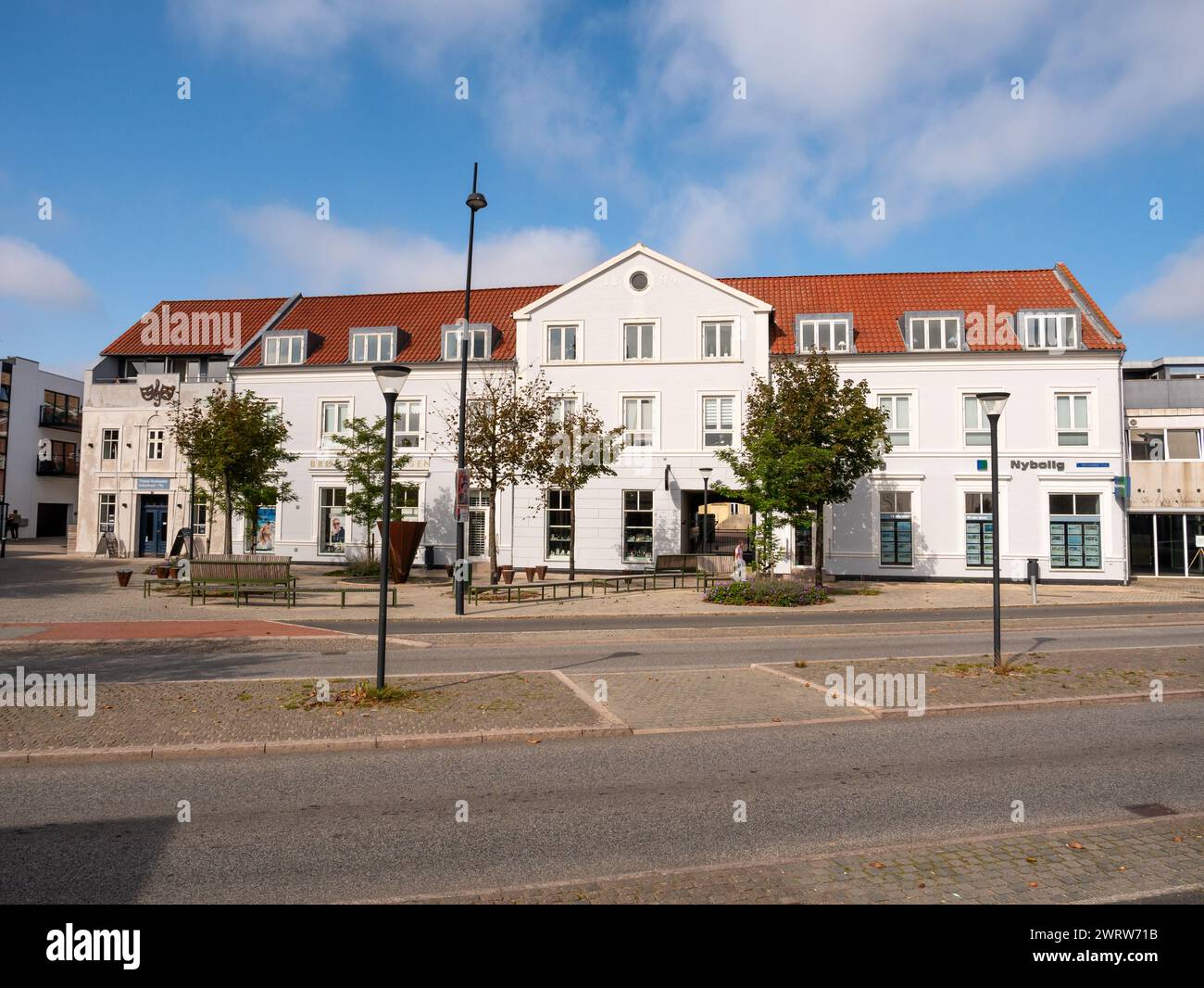 Scena di strada di piazza Haandvaerker Torv nel centro della città mercato di Thisted, Nordjylland, Danimarca Foto Stock
