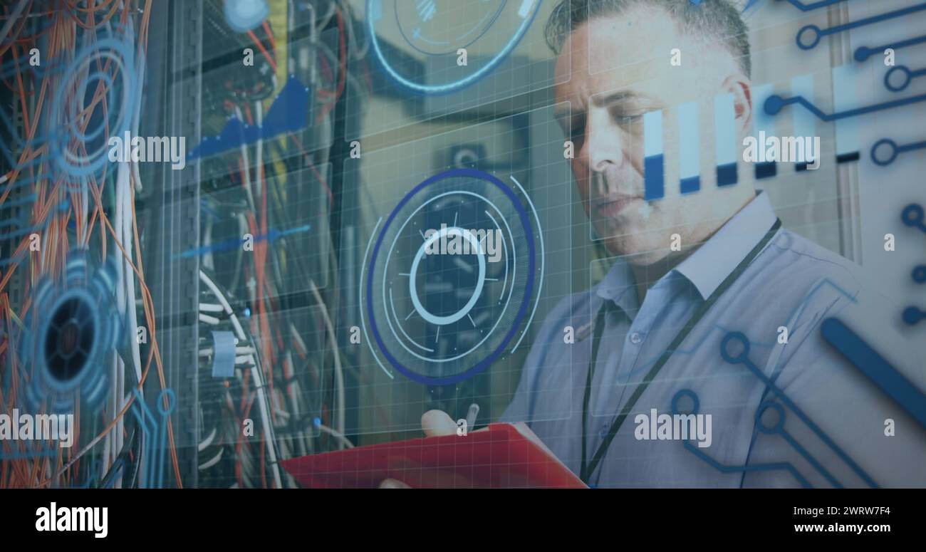 L'uomo caucasico esamina dati complessi su uno schermo digitale trasparente Foto Stock