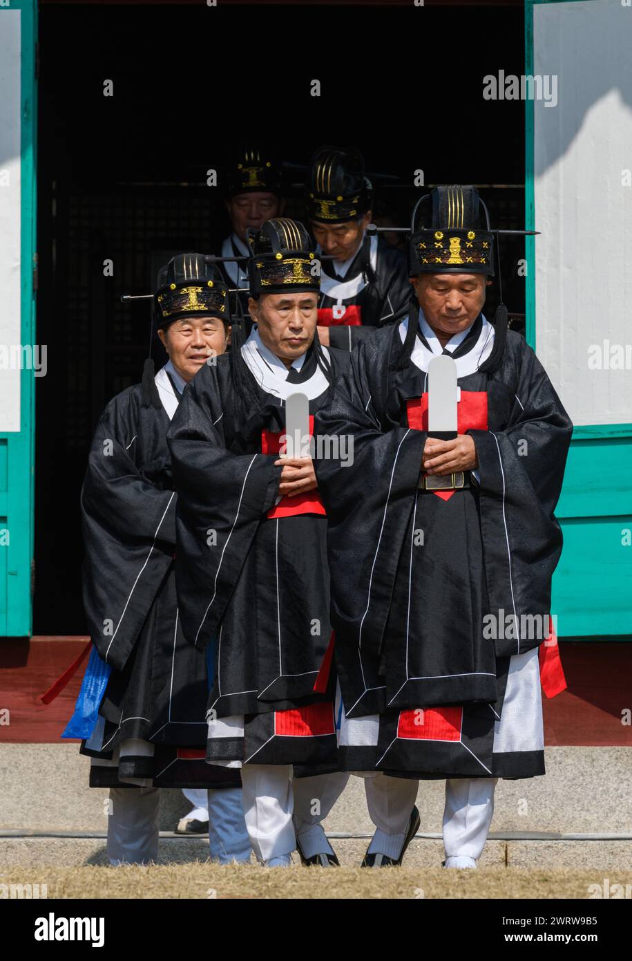 Seoul, Corea del Sud. 14 marzo 2024. I confuciani sudcoreani prendono parte alla cerimonia Seokjeon Daeje, che si svolge due volte l'anno per onorare il filosofo e insegnante cinese Confucio e i saggi dei santi e onora il loro virtu, a Sungkyunkwan a Seul. Confucio, filosofo cinese del periodo primaverile e autunnale, tradizionalmente considerato il paragono dei saggi cinesi. Credito: SOPA Images Limited/Alamy Live News Foto Stock