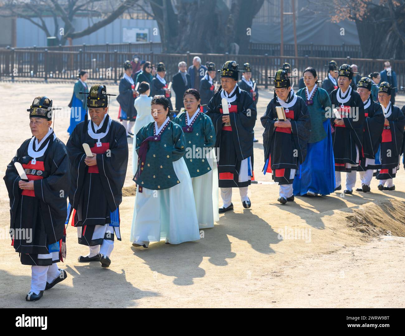 Seoul, Corea del Sud. 14 marzo 2024. I confuciani sudcoreani prendono parte alla cerimonia Seokjeon Daeje, che si svolge due volte l'anno per onorare il filosofo e insegnante cinese Confucio e i saggi dei santi e onora il loro virtu, a Sungkyunkwan a Seul. Confucio, filosofo cinese del periodo primaverile e autunnale, tradizionalmente considerato il paragono dei saggi cinesi. Credito: SOPA Images Limited/Alamy Live News Foto Stock