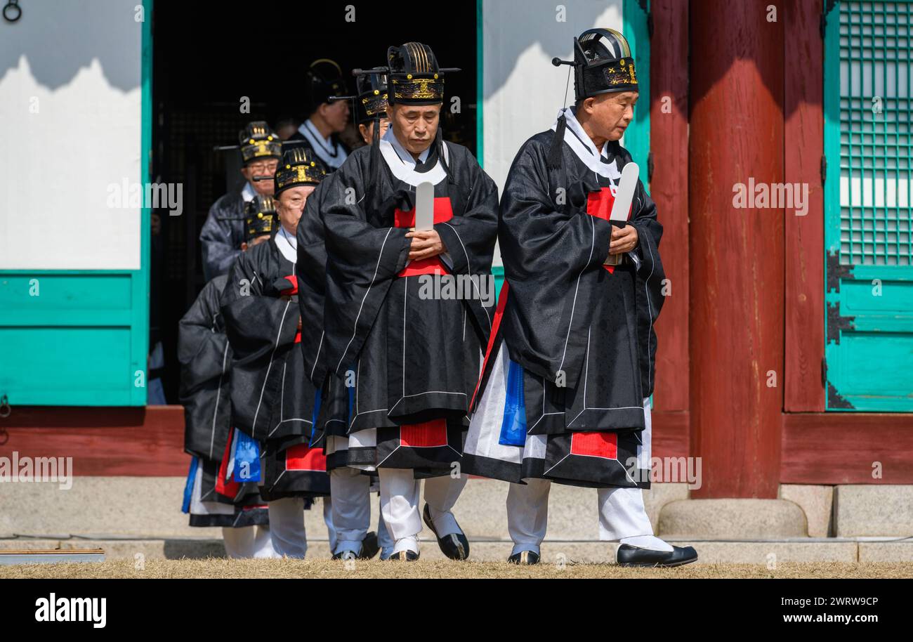 Seoul, Corea del Sud. 14 marzo 2024. I confuciani sudcoreani prendono parte alla cerimonia Seokjeon Daeje, che si svolge due volte l'anno per onorare il filosofo e insegnante cinese Confucio e i saggi dei santi e onora il loro virtu, a Sungkyunkwan a Seul. Confucio, filosofo cinese del periodo primaverile e autunnale, tradizionalmente considerato il paragono dei saggi cinesi. Credito: SOPA Images Limited/Alamy Live News Foto Stock