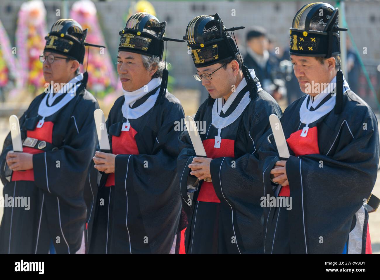 Seoul, Corea del Sud. 14 marzo 2024. I confuciani sudcoreani prendono parte alla cerimonia Seokjeon Daeje, che si svolge due volte l'anno per onorare il filosofo e insegnante cinese Confucio e i saggi dei santi e onora il loro virtu, a Sungkyunkwan a Seul. Confucio, filosofo cinese del periodo primaverile e autunnale, tradizionalmente considerato il paragono dei saggi cinesi. Credito: SOPA Images Limited/Alamy Live News Foto Stock
