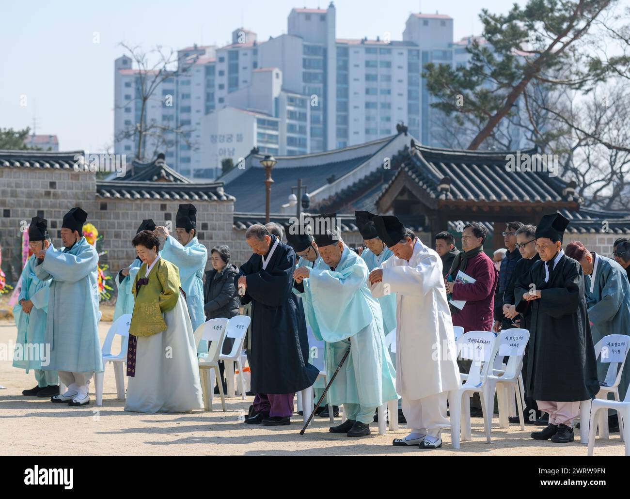 Seoul, Corea del Sud. 14 marzo 2024. I confuciani sudcoreani prendono parte alla cerimonia Seokjeon Daeje, che si svolge due volte l'anno per onorare il filosofo e insegnante cinese Confucio e i saggi dei santi e onora il loro virtu, a Sungkyunkwan a Seul. Confucio, filosofo cinese del periodo primaverile e autunnale, tradizionalmente considerato il paragono dei saggi cinesi. Credito: SOPA Images Limited/Alamy Live News Foto Stock