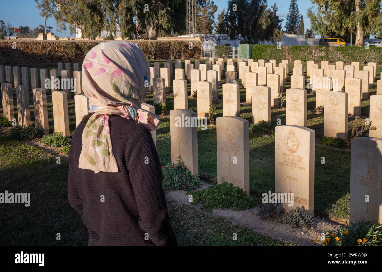 Una donna turistica straniera vede tombe di soldati britannici uccisi nella campagna del Nord Africa febbraio 1943, Enfidaville War Cemetery, Enfidha, Tunisia. Foto Stock