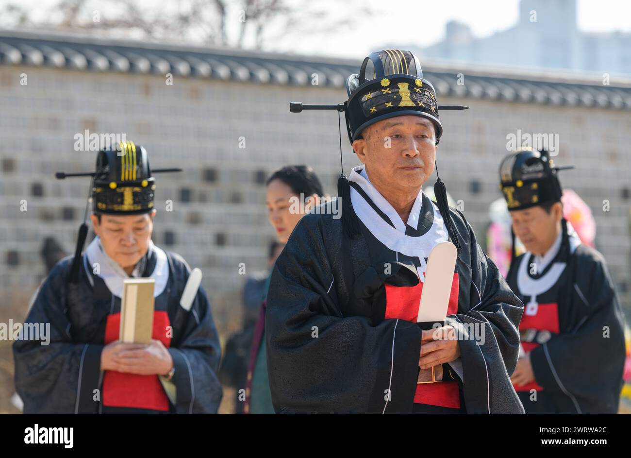 Seoul, Corea del Sud. 14 marzo 2024. I confuciani sudcoreani prendono parte alla cerimonia Seokjeon Daeje, che si svolge due volte l'anno per onorare il filosofo e insegnante cinese Confucio e i saggi dei santi e onora il loro virtu, a Sungkyunkwan a Seul. Confucio, filosofo cinese del periodo primaverile e autunnale, tradizionalmente considerato il paragono dei saggi cinesi. (Foto di Kim Jae-Hwan/SOPA Images/Sipa USA) credito: SIPA USA/Alamy Live News Foto Stock