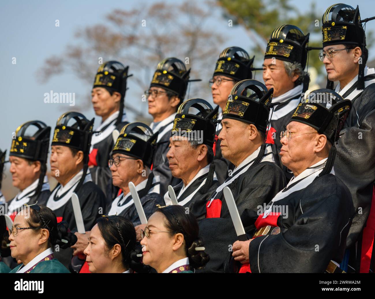 Seoul, Corea del Sud. 14 marzo 2024. I confuciani sudcoreani prendono parte alla cerimonia Seokjeon Daeje, che si svolge due volte l'anno per onorare il filosofo e insegnante cinese Confucio e i saggi dei santi e onora il loro virtu, a Sungkyunkwan a Seul. Confucio, filosofo cinese del periodo primaverile e autunnale, tradizionalmente considerato il paragono dei saggi cinesi. (Foto di Kim Jae-Hwan/SOPA Images/Sipa USA) credito: SIPA USA/Alamy Live News Foto Stock