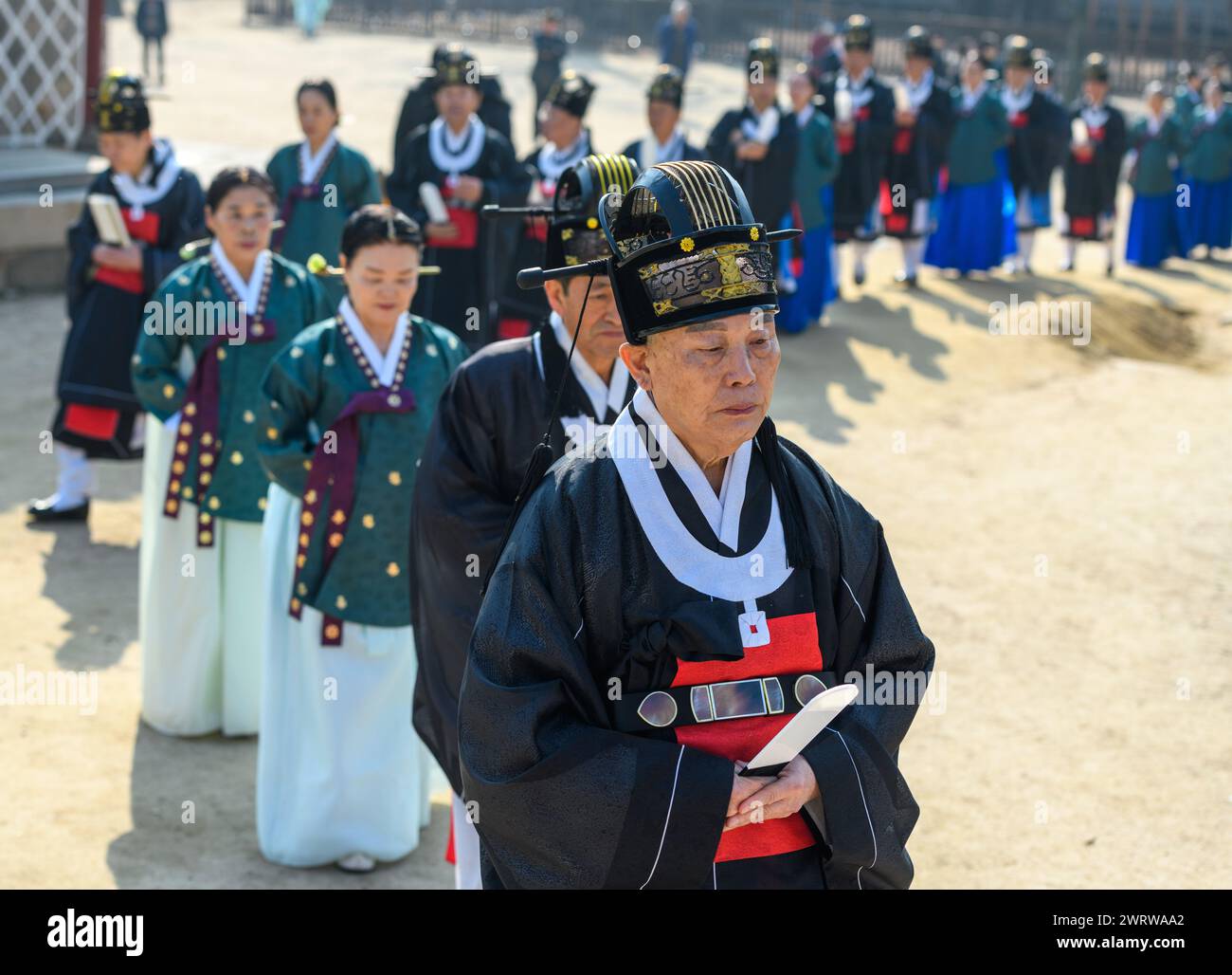Seoul, Corea del Sud. 14 marzo 2024. I confuciani sudcoreani prendono parte alla cerimonia Seokjeon Daeje, che si svolge due volte l'anno per onorare il filosofo e insegnante cinese Confucio e i saggi dei santi e onora il loro virtu, a Sungkyunkwan a Seul. Confucio, filosofo cinese del periodo primaverile e autunnale, tradizionalmente considerato il paragono dei saggi cinesi. (Foto di Kim Jae-Hwan/SOPA Images/Sipa USA) credito: SIPA USA/Alamy Live News Foto Stock