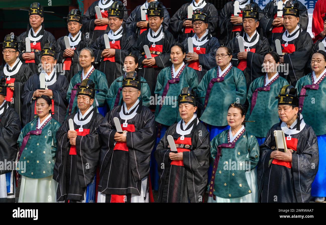 I confuciani sudcoreani prendono parte alla cerimonia Seokjeon Daeje, che si svolge due volte l'anno per onorare il filosofo e insegnante cinese Confucio e i saggi dei santi e onora il loro virtu, a Sungkyunkwan a Seul. Confucio, filosofo cinese del periodo primaverile e autunnale, tradizionalmente considerato il paragono dei saggi cinesi. (Foto di Kim Jae-Hwan / SOPA Images/Sipa USA) Foto Stock