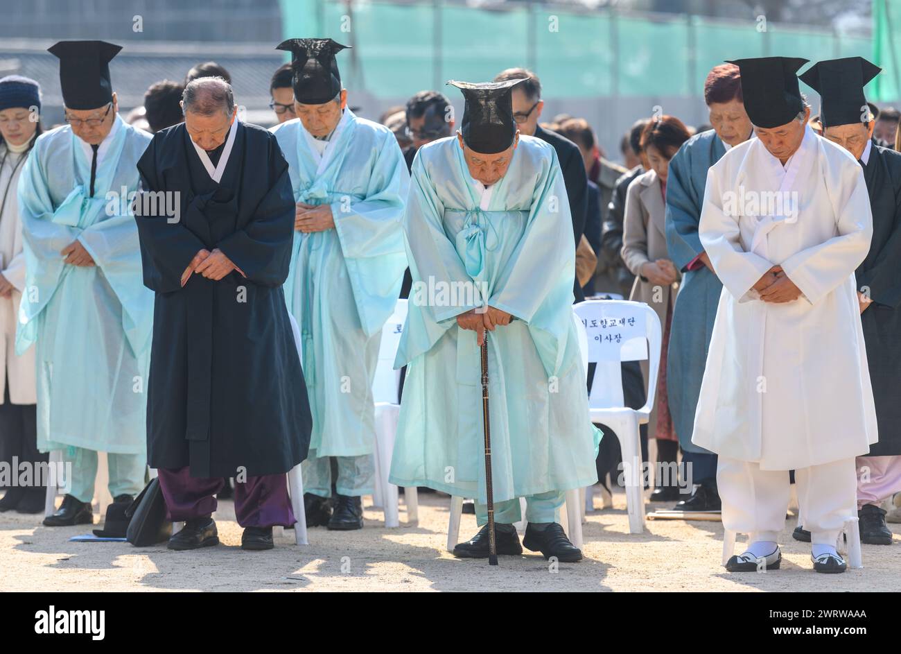 Seoul, Corea del Sud. 14 marzo 2024. I confuciani sudcoreani prendono parte alla cerimonia Seokjeon Daeje, che si svolge due volte l'anno per onorare il filosofo e insegnante cinese Confucio e i saggi dei santi e onora il loro virtu, a Sungkyunkwan a Seul. Confucio, filosofo cinese del periodo primaverile e autunnale, tradizionalmente considerato il paragono dei saggi cinesi. (Foto di Kim Jae-Hwan/SOPA Images/Sipa USA) credito: SIPA USA/Alamy Live News Foto Stock