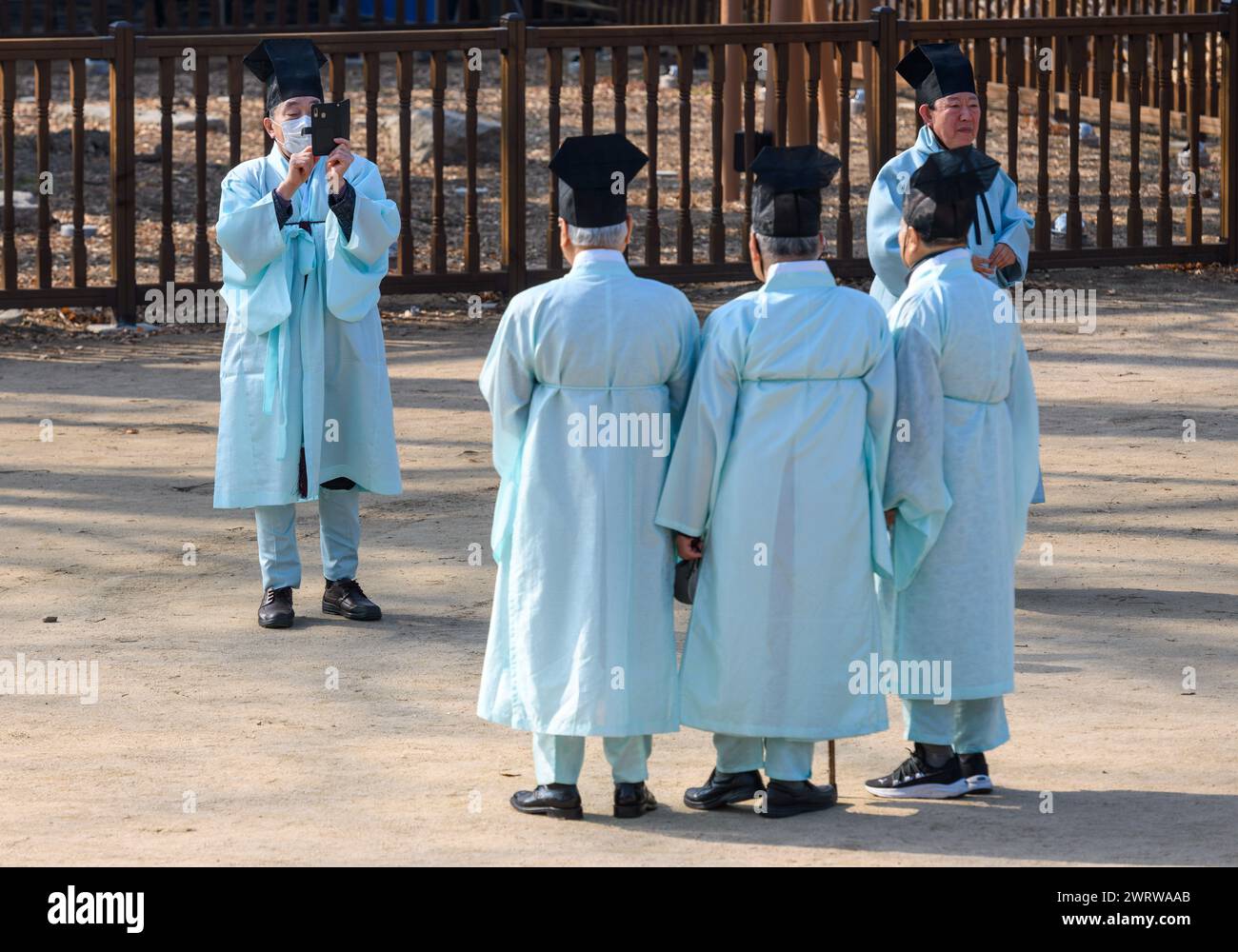 Seoul, Corea del Sud. 14 marzo 2024. I confuciani sudcoreani scattano foto alla cerimonia Seokjeon Daeje, che si svolge due volte l'anno per onorare il filosofo e insegnante cinese Confucio e i saggi dei santi e onora il loro virtu, a Sungkyunkwan a Seul. Confucio, filosofo cinese del periodo primaverile e autunnale, tradizionalmente considerato il paragono dei saggi cinesi. (Foto di Kim Jae-Hwan/SOPA Images/Sipa USA) credito: SIPA USA/Alamy Live News Foto Stock
