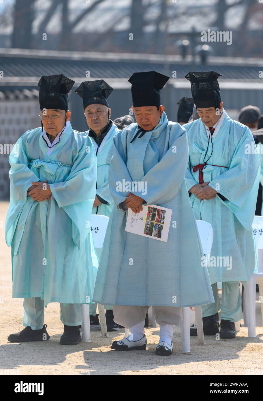 Seoul, Corea del Sud. 14 marzo 2024. I confuciani sudcoreani prendono parte alla cerimonia Seokjeon Daeje, che si svolge due volte l'anno per onorare il filosofo e insegnante cinese Confucio e i saggi dei santi e onora il loro virtu, a Sungkyunkwan a Seul. Confucio, filosofo cinese del periodo primaverile e autunnale, tradizionalmente considerato il paragono dei saggi cinesi. (Foto di Kim Jae-Hwan/SOPA Images/Sipa USA) credito: SIPA USA/Alamy Live News Foto Stock