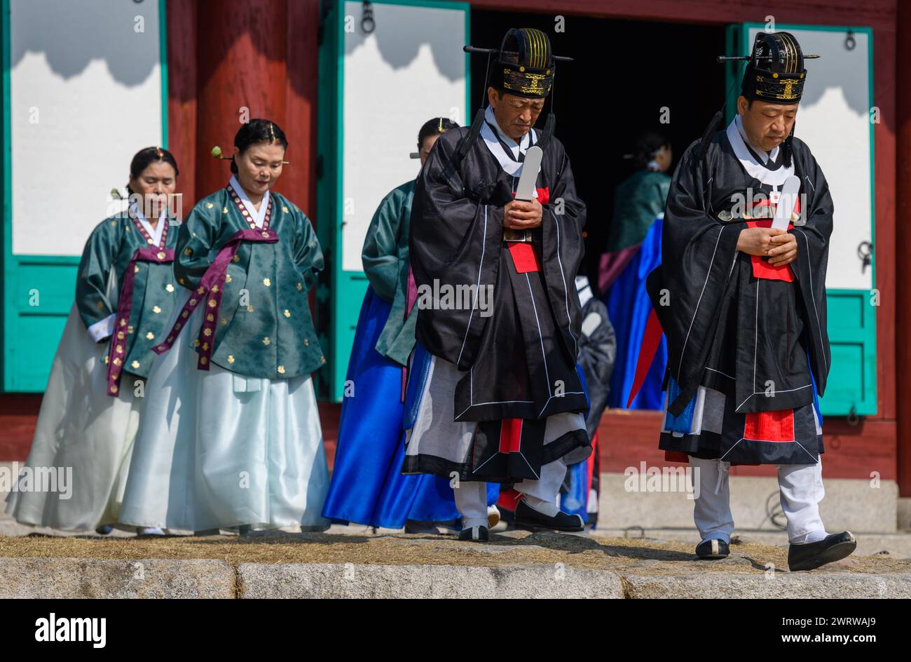 Seoul, Corea del Sud. 14 marzo 2024. I confuciani sudcoreani prendono parte alla cerimonia Seokjeon Daeje, che si svolge due volte l'anno per onorare il filosofo e insegnante cinese Confucio e i saggi dei santi e onora il loro virtu, a Sungkyunkwan a Seul. Confucio, filosofo cinese del periodo primaverile e autunnale, tradizionalmente considerato il paragono dei saggi cinesi. (Foto di Kim Jae-Hwan/SOPA Images/Sipa USA) credito: SIPA USA/Alamy Live News Foto Stock