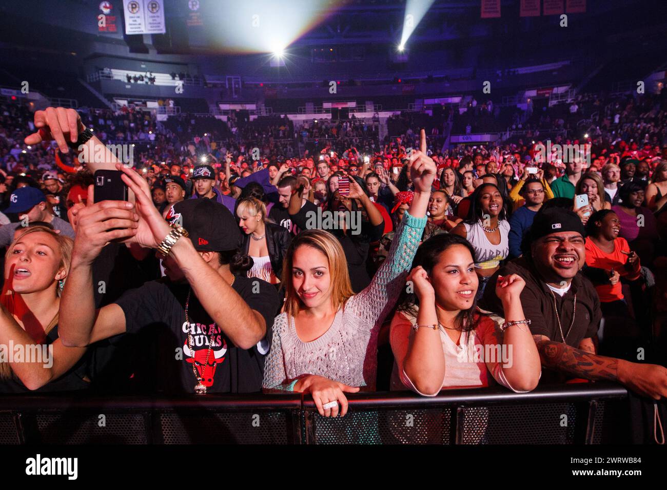 Gli appassionati di concerti osservano l'artista al MMG Tour di Providence, Rhode Island, USA, al Dunkin' Donuts Center, che ora si chiama amica Mutual Pavili Foto Stock