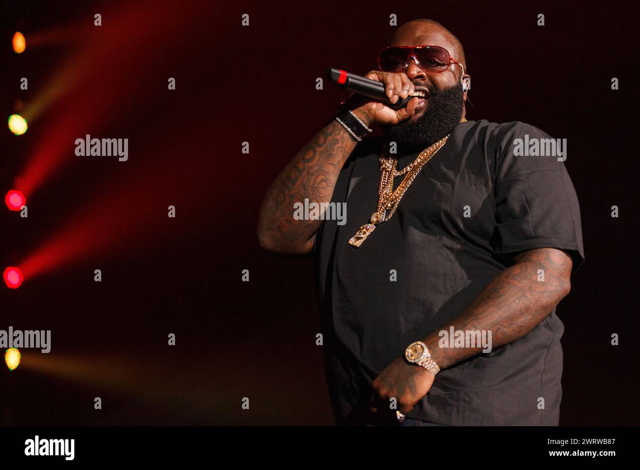 Il musicista Rick Ross si esibisce all'MMG Tour di Providence, Rhode Island, USA al Dunkin' Donuts Center, che ora è chiamato amica Mutual Pavilion. Foto Stock