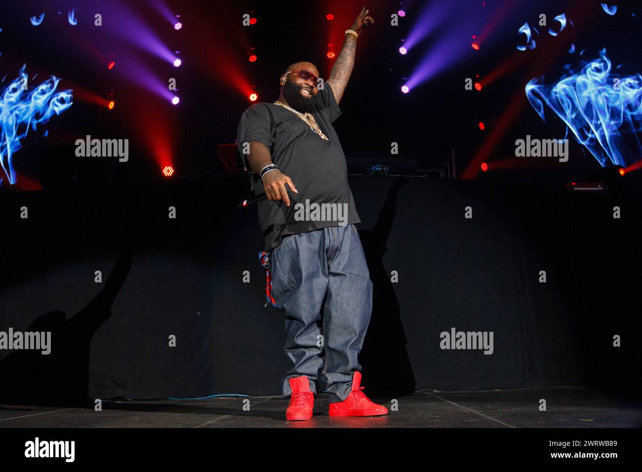 Il musicista Rick Ross si esibisce all'MMG Tour di Providence, Rhode Island, USA al Dunkin' Donuts Center, che ora è chiamato amica Mutual Pavilion. Foto Stock