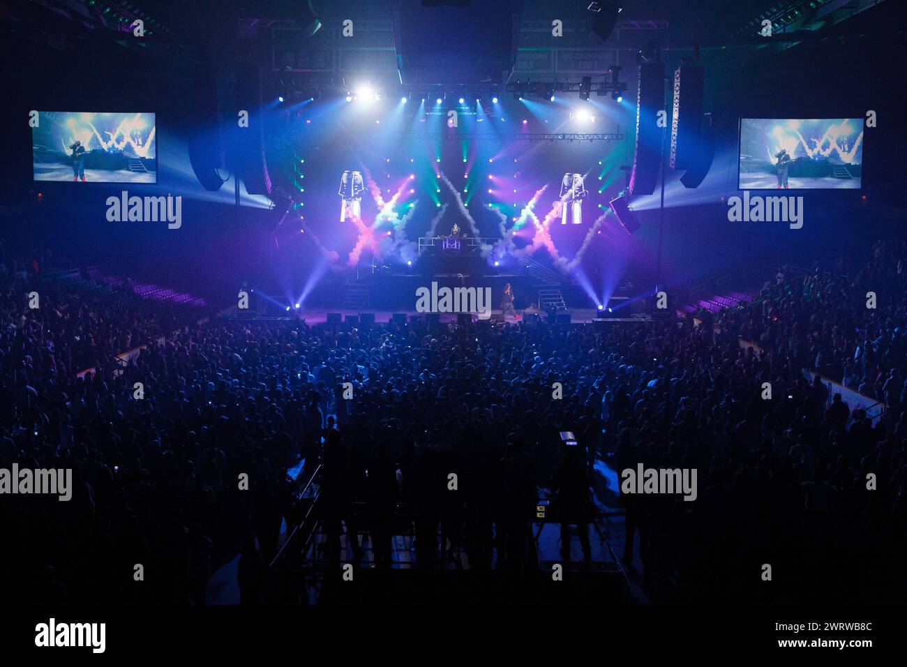 Gli appassionati di concerti osservano l'artista al MMG Tour di Providence, Rhode Island, USA, al Dunkin' Donuts Center, che ora si chiama amica Mutual Pavili Foto Stock