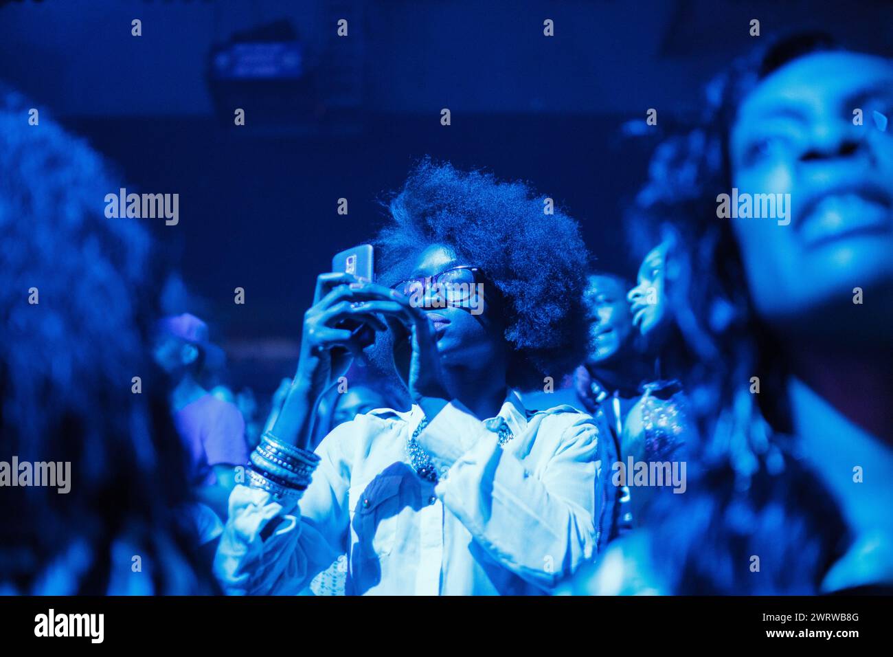 Gli appassionati di concerti osservano l'artista al MMG Tour di Providence, Rhode Island, USA, al Dunkin' Donuts Center, che ora si chiama amica Mutual Pavili Foto Stock
