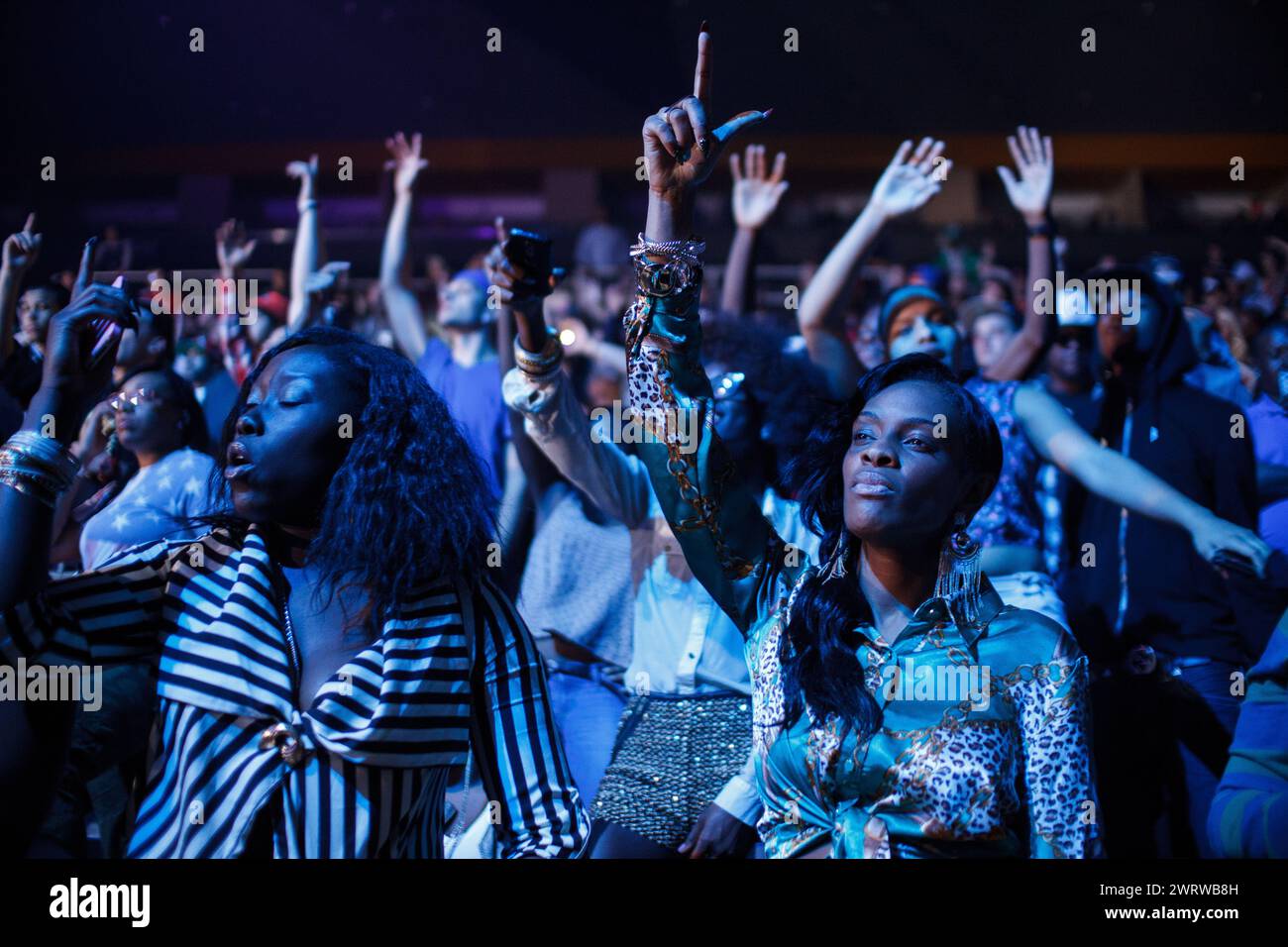 Gli appassionati di concerti osservano l'artista al MMG Tour di Providence, Rhode Island, USA, al Dunkin' Donuts Center, che ora si chiama amica Mutual Pavili Foto Stock