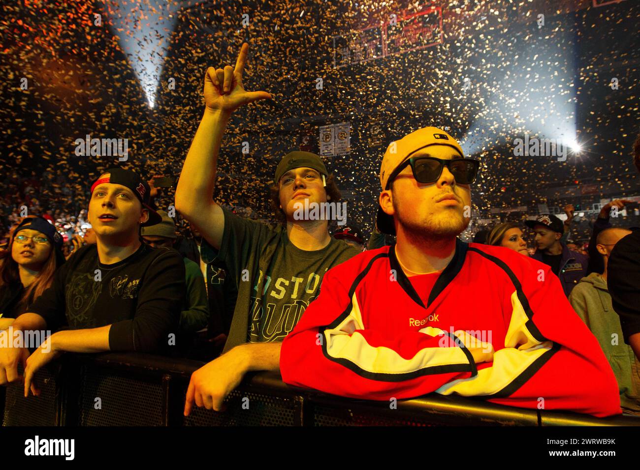 Gli appassionati di concerti osservano l'artista al MMG Tour di Providence, Rhode Island, USA, al Dunkin' Donuts Center, che ora si chiama amica Mutual Pavili Foto Stock