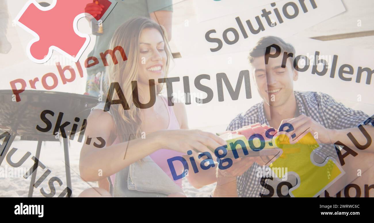 Immagine di puzzle colorati e testo autistico su amici felici alla festa estiva in spiaggia Foto Stock