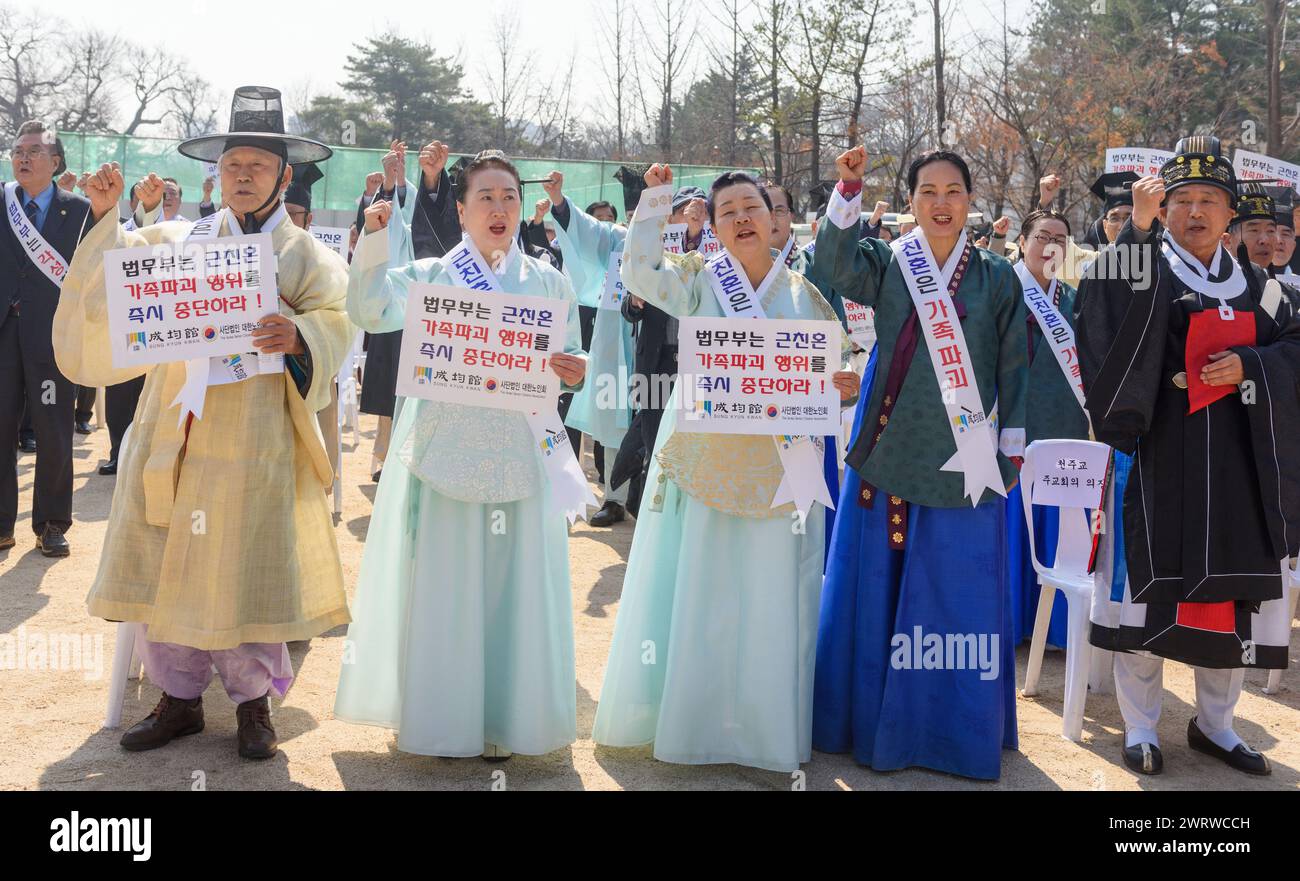 I confuciani sudcoreani cantano slogan e tengono cartelli che recitano "un atto che distrugge il concetto di famiglia" durante la protesta a Sungkyunkwan. L'Associazione confuciana Sungkyunkwan sudcoreana protestò fortemente contro il rilassamento del Ministero della giustizia sulla portata del matrimonio incestuoso, definendolo "un atto che distrugge il concetto di famiglia". La protesta arriva in risposta alla potenziale revisione degli articoli 809 e 815 della legge civile, che annullano qualsiasi matrimonio tra parenti di sangue entro otto gradi di relazioni ("chon" in coreano). Spostandosi verso l'alto o verso il basso sulla linea della famiglia, viene aggiunto un de Foto Stock