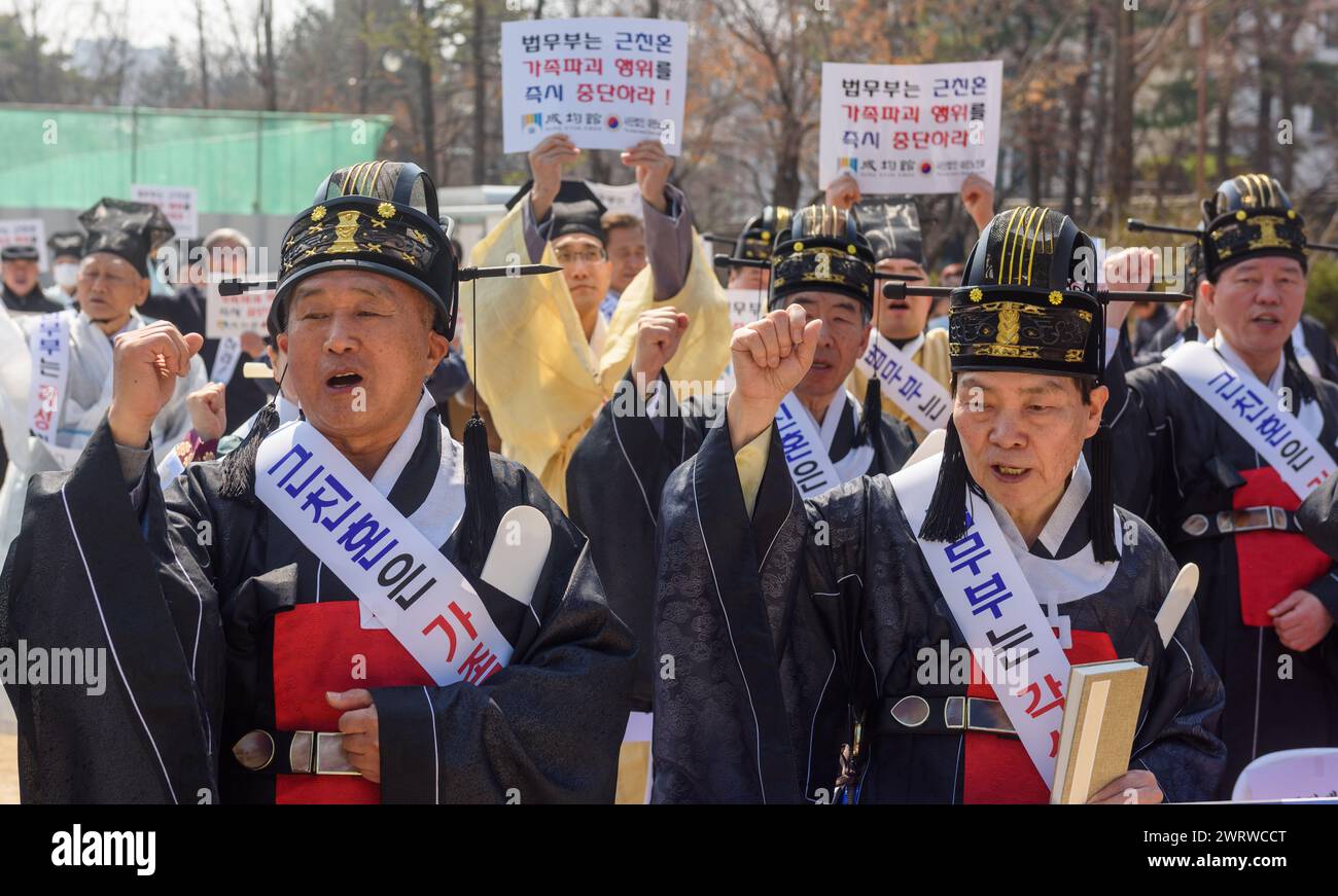 I confuciani sudcoreani cantano slogan e tengono cartelli che recitano "un atto che distrugge il concetto di famiglia" durante la protesta a Sungkyunkwan. L'Associazione confuciana Sungkyunkwan sudcoreana protestò fortemente contro il rilassamento del Ministero della giustizia sulla portata del matrimonio incestuoso, definendolo "un atto che distrugge il concetto di famiglia". La protesta arriva in risposta alla potenziale revisione degli articoli 809 e 815 della legge civile, che annullano qualsiasi matrimonio tra parenti di sangue entro otto gradi di relazioni ("chon" in coreano). Spostandosi verso l'alto o verso il basso sulla linea della famiglia, viene aggiunto un de Foto Stock