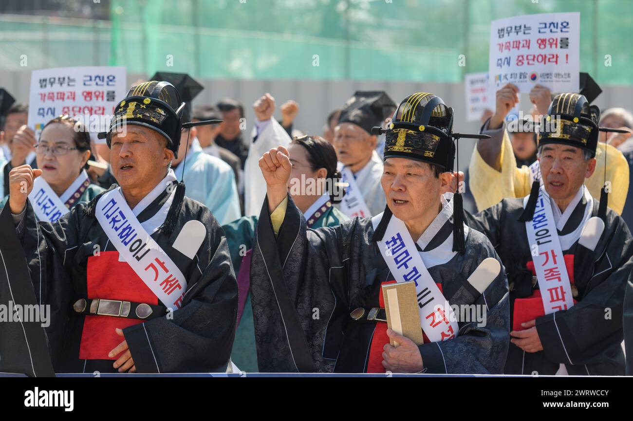 I confuciani sudcoreani cantano slogan e tengono cartelli che recitano "un atto che distrugge il concetto di famiglia" durante la protesta a Sungkyunkwan. L'Associazione confuciana Sungkyunkwan sudcoreana protestò fortemente contro il rilassamento del Ministero della giustizia sulla portata del matrimonio incestuoso, definendolo "un atto che distrugge il concetto di famiglia". La protesta arriva in risposta alla potenziale revisione degli articoli 809 e 815 della legge civile, che annullano qualsiasi matrimonio tra parenti di sangue entro otto gradi di relazioni ("chon" in coreano). Spostandosi verso l'alto o verso il basso sulla linea della famiglia, viene aggiunto un de Foto Stock