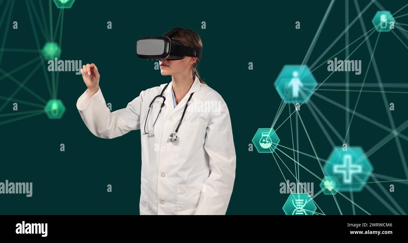 Il medico della realtà virtuale con icone globes esplora le reti mediche globali. Foto Stock