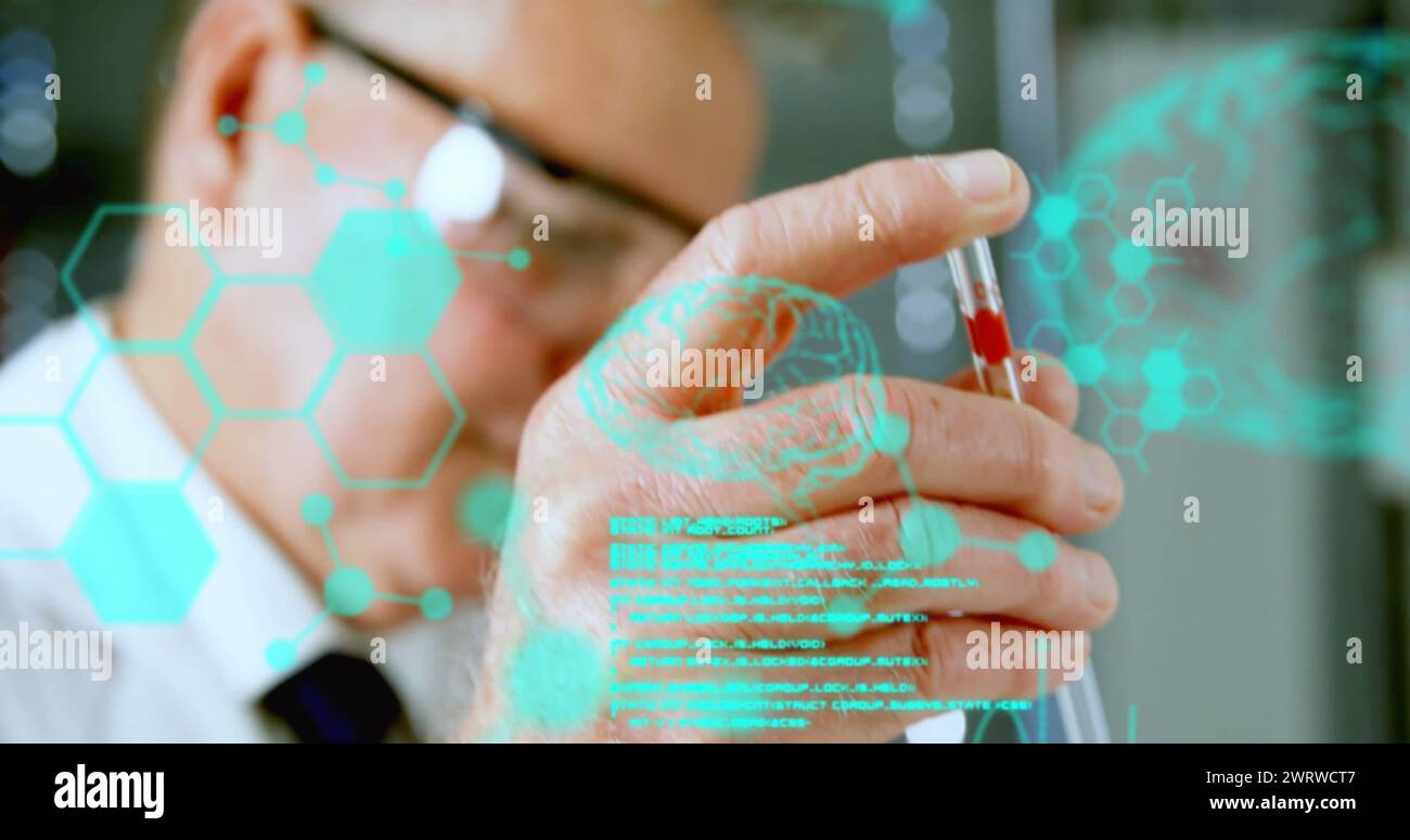 Immagine dei dati che scorrono su una vista in sezione centrale di un operatore di laboratorio maschio che esamina il campione di sangue Foto Stock