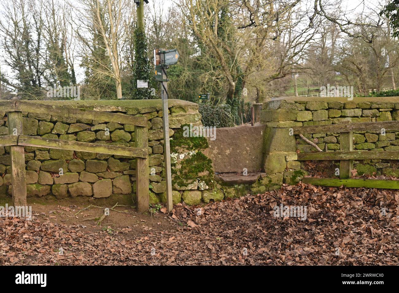 Uno stile di pietra consente l'accesso pedonale al parco del castello di Broughton vicino a Banbury, Oxfordshire Foto Stock