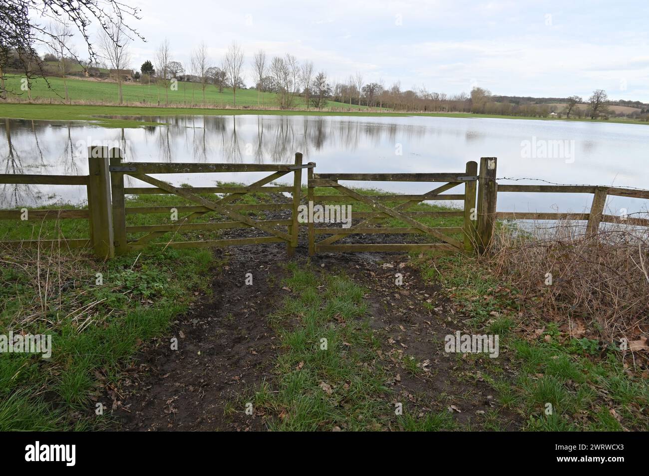 Campi allagati dopo forti piogge vicino al castello di Broughton vicino a Banbury, nell'Oxfordshire Foto Stock