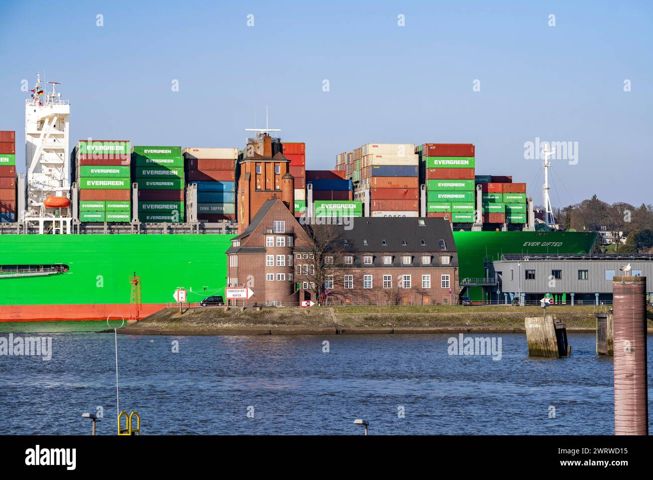 La nave portacontainer Ever Gifted entra nel porto di Amburgo sull'Elba, la compagnia di navigazione Evergreen, Singapore, lunga 399 m, può trasportare oltre 20.000 container Foto Stock