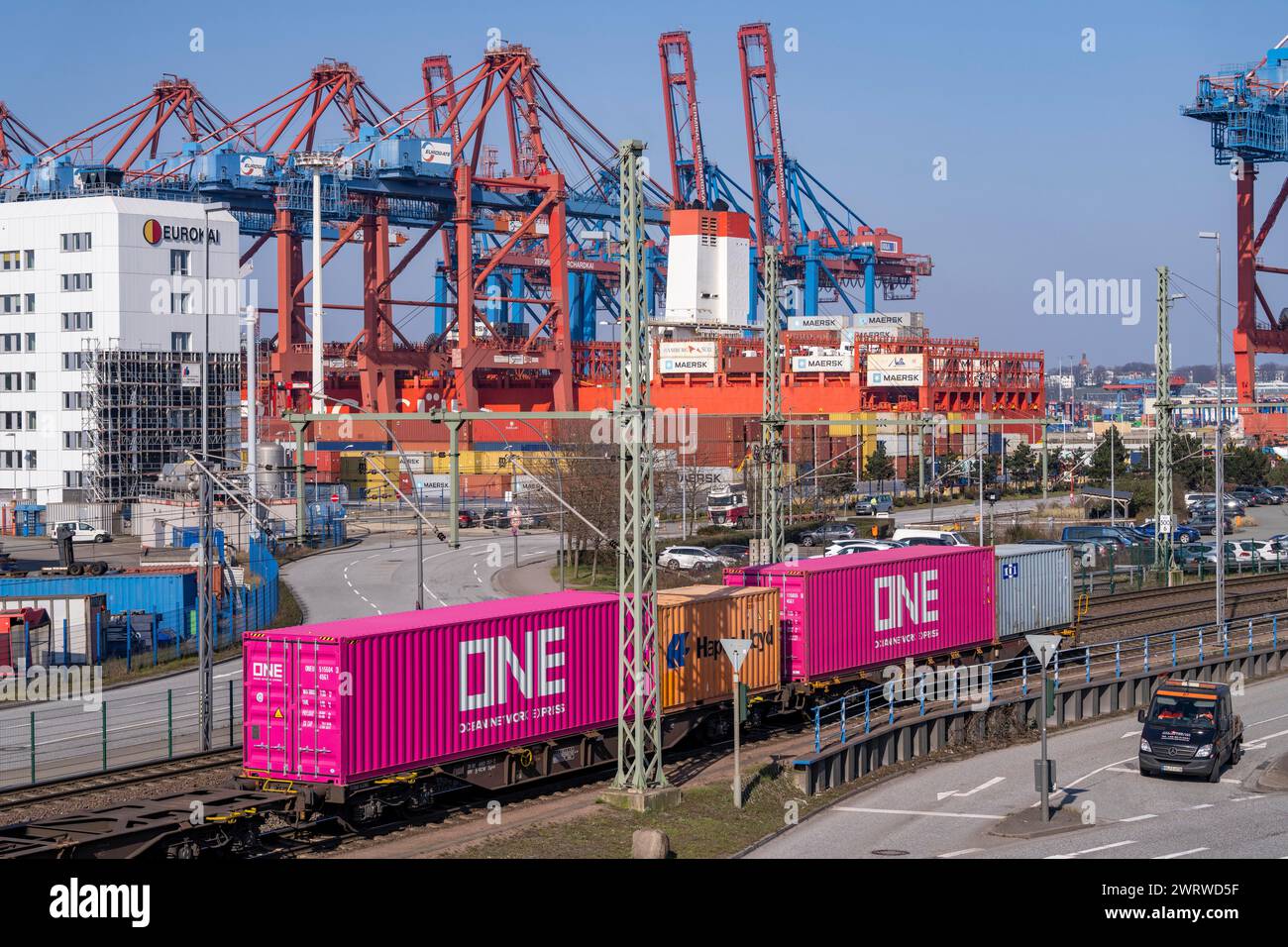 Porto di Amburgo, Waltershofer Hafen, navi portacontainer, treno merci con container trasporta e raccoglie container da e per container HHLA Foto Stock
