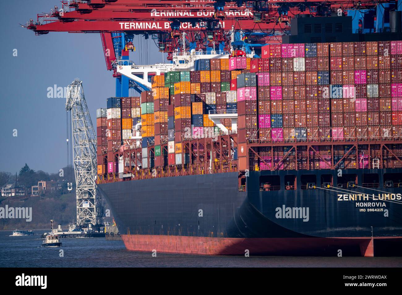 Porto di Amburgo, Waltershofer Hafen, HHLA Container Terminal Burchardkai, cargo container Zenith Lumos, Amburgo, Germania Foto Stock