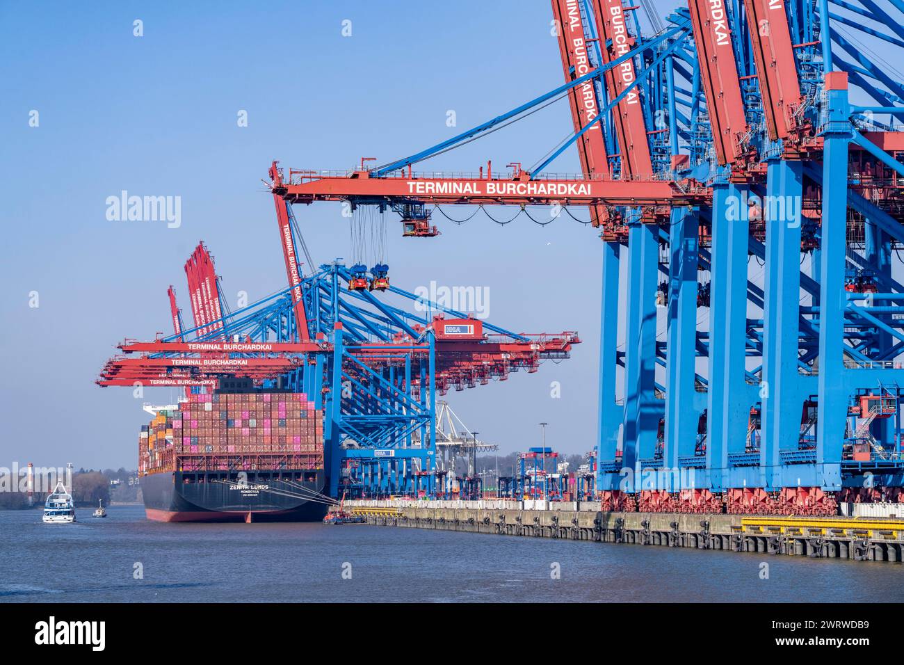 Porto di Amburgo, Waltershofer Hafen, HHLA Container Terminal Burchardkai, cargo container Zenith Lumos, Amburgo, Germania Foto Stock