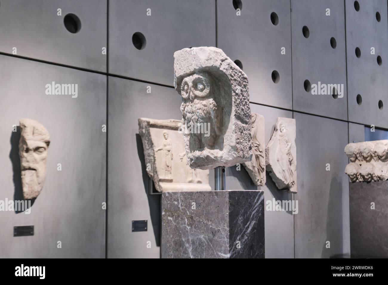 Atene, Grecia - 2 marzo 2024: Parte di una sede con un gufo scolpito nel Museo dell'Acropoli progettato dall'architetto Bernard Tschumi Foto Stock
