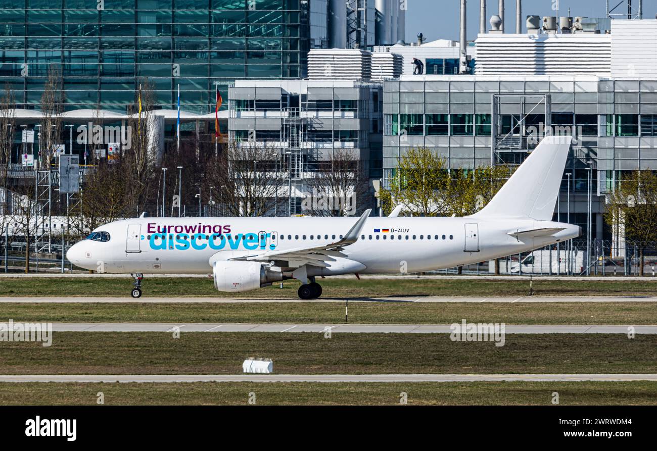 Ein Airbus A320-214 von Eurowings Scopri rollt auf dem Flughafen München zur Startbahn. Registrazione D-AIUV. (München, Deutschland, 04.04.2023) Foto Stock