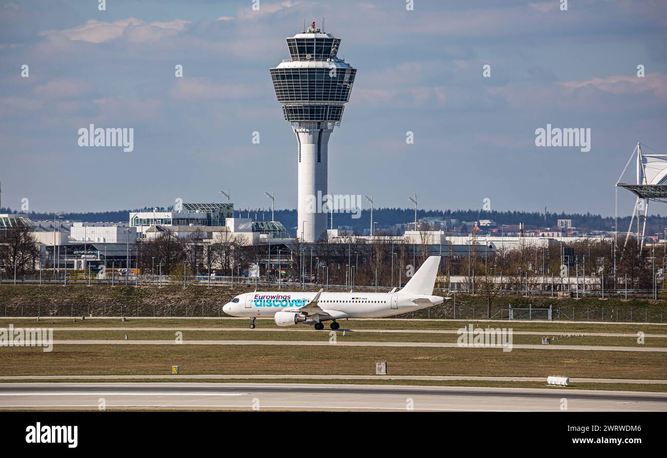 Ein Airbus A320-214 von Eurowings Scopri rollt auf dem Flughafen München zur Startbahn. Registrazione D-AIUV. (München, Deutschland, 04.04.2023) Foto Stock