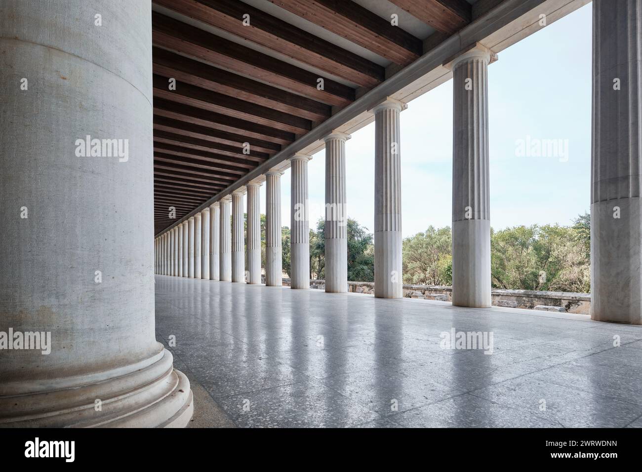 Atene, Grecia - 3 marzo 2024: STOA di Attalo nell'antica Agorà di Atene, colonnato in marmo dorico bianco dall'antica architettura greca Foto Stock