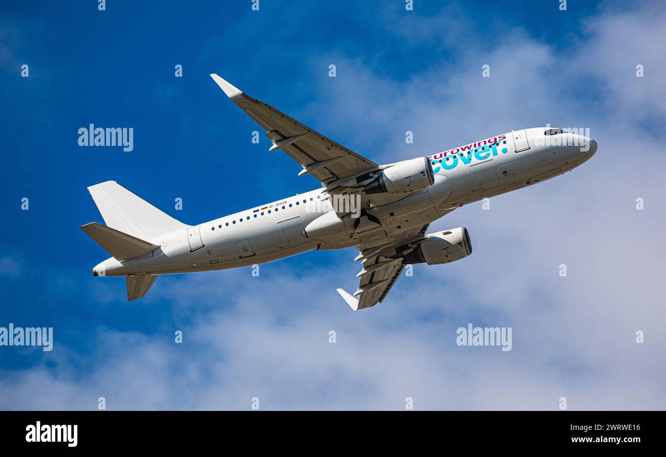 Ein Airbus A320-214 von Eurowings Scopri startet von der Südbahn des Flughafen München. Registrazione D-AIUV. (München, Deutschland, 04.04.2023) Foto Stock